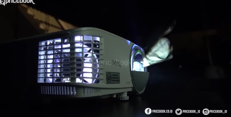 lampu proyeksi benq ew800st