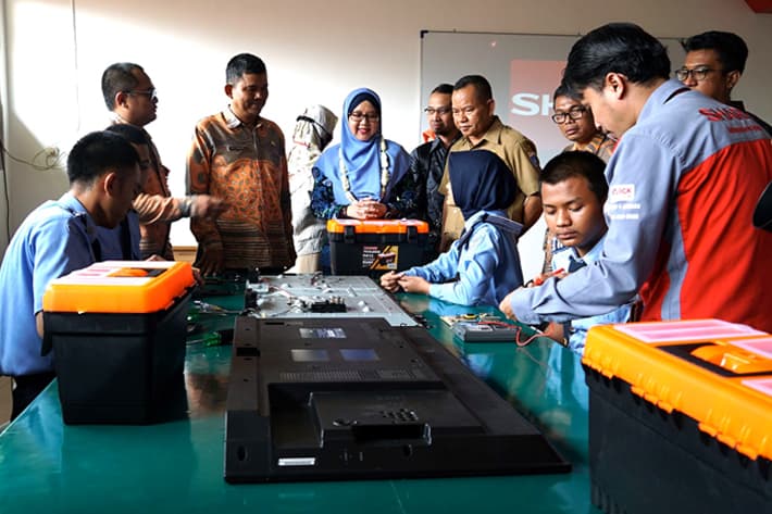 Dukung Program Revitalisasi SMK, Sharp Class Sambangi SMKN 29 Jakarta-1
