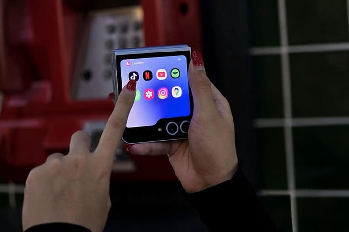 Visual storytelling galaxy z flip6