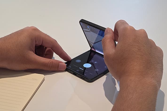 Galaxy Z Flip7 punya Flex Trick yang memungkinkan aplikasi terbuka otomatis saat dibuka setengah. Aktifkan lewat Modes and Routines untuk akses cepat dan efisien.